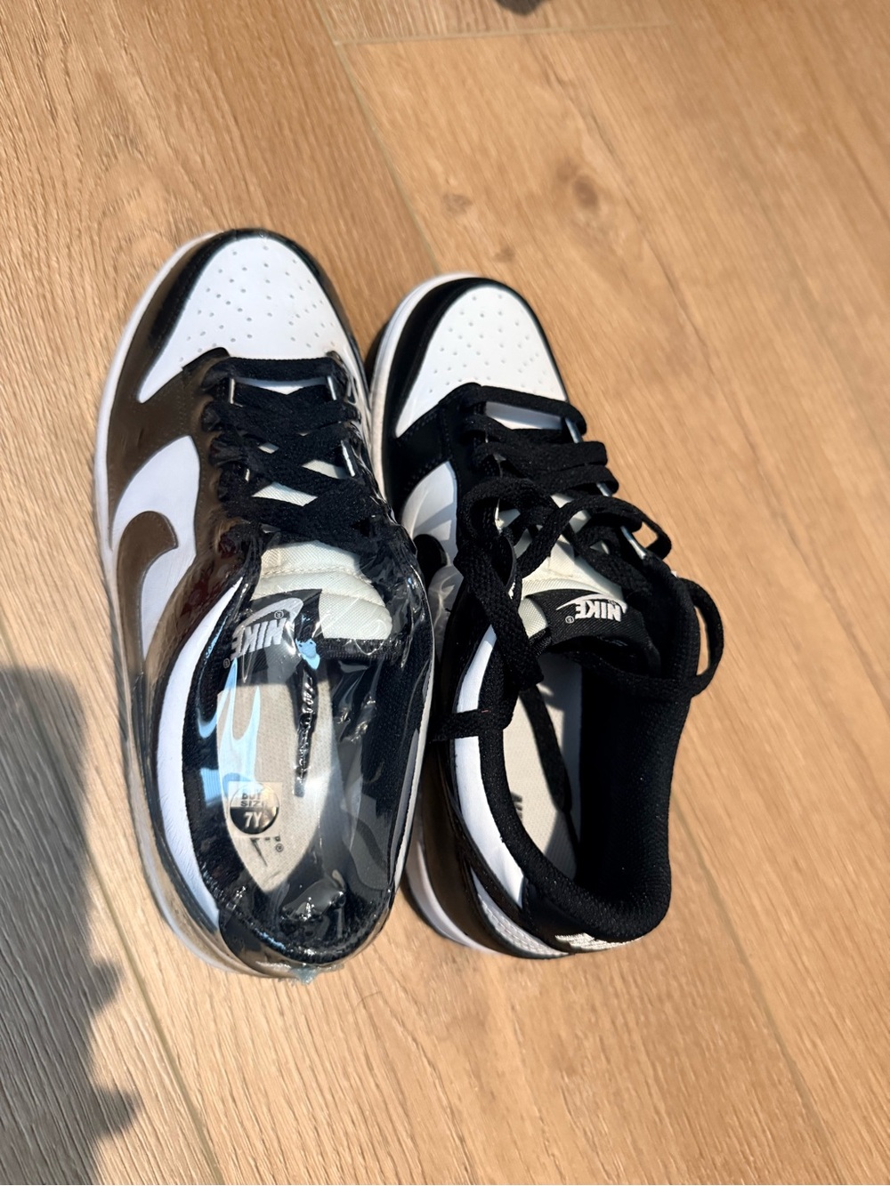 Nike Black & White 🐼 low dunks size 7Y